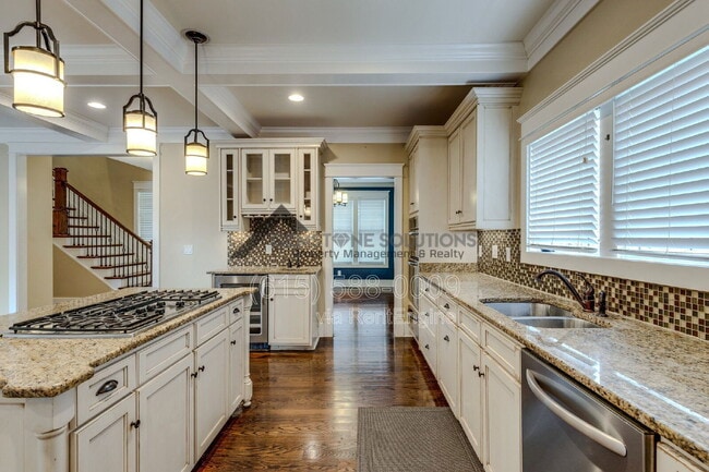 Building Photo - 210 38th Ave N