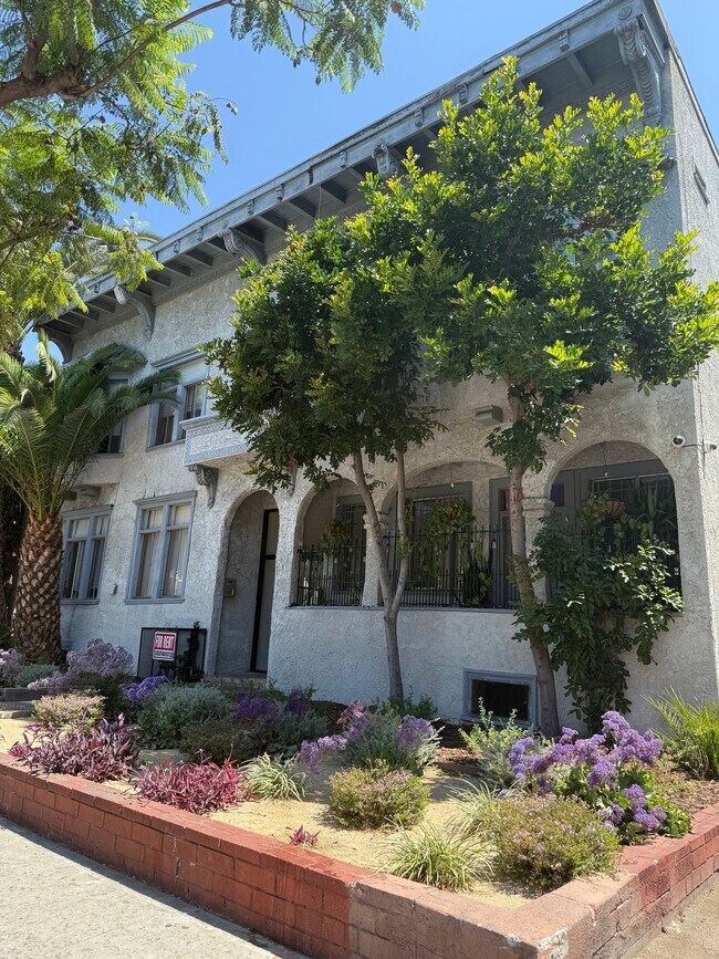 Building Photo - 1114 Poinsettia Dr