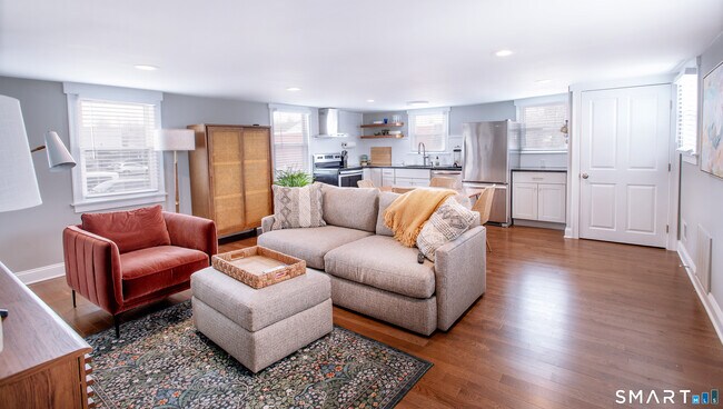 Building Photo - 421 Main St