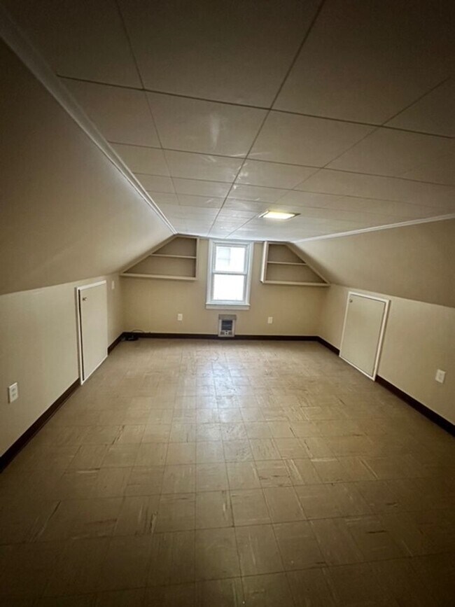 Building Photo - Charming 3-Bedroom Single Family Home For Rent on Glenbrook Road