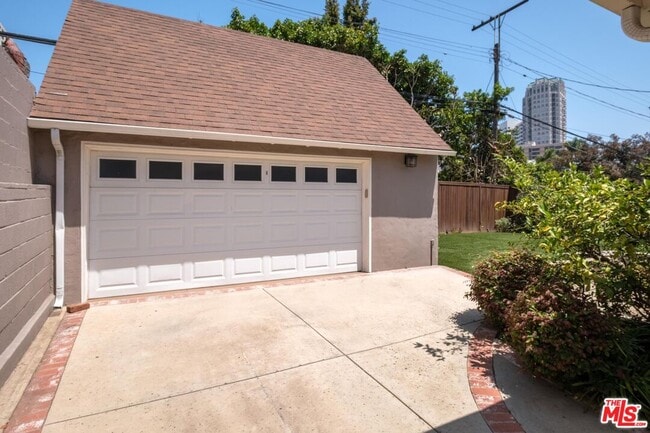 Building Photo - 10707 Wellworth Ave