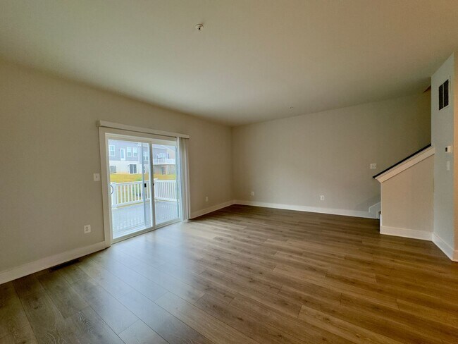 Building Photo - Charming 4 Bedroom/3.5 Bathroom in New WIn...