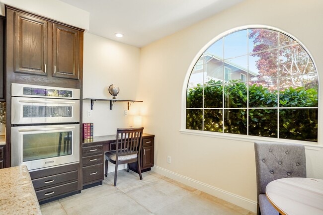 Building Photo - Comfortable and nicely upgraded home for r...