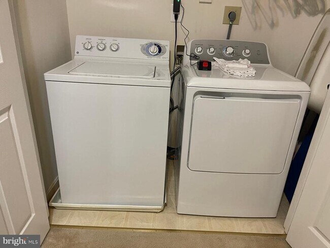 Building Photo - 4129 Trowbridge St