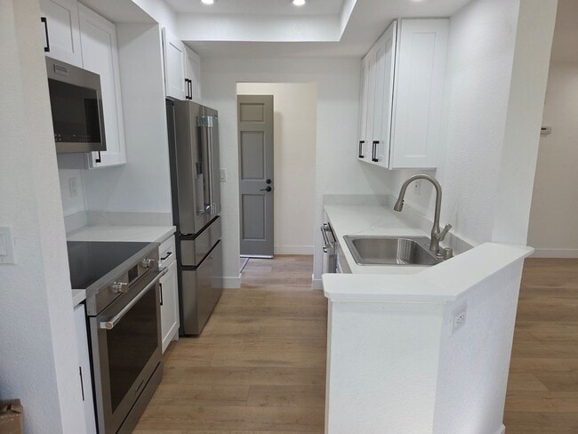 Building Photo - Top floor update 2 bed 2 bath condo in great location.