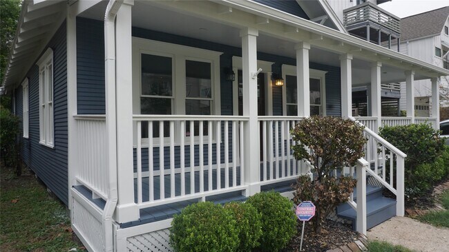 Building Photo - 825 Algregg St