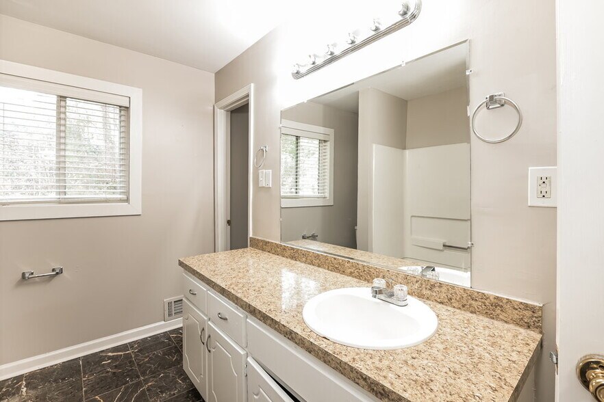 Building Photo - 2753 Rainbow Forest Dr