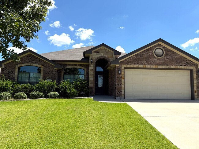 Building Photo - Spacious 4BR Home with Fireplace & Large B...