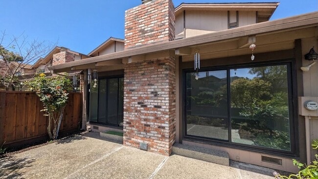 Building Photo - Modern Alameda Townhouse with Resort Style Amenities