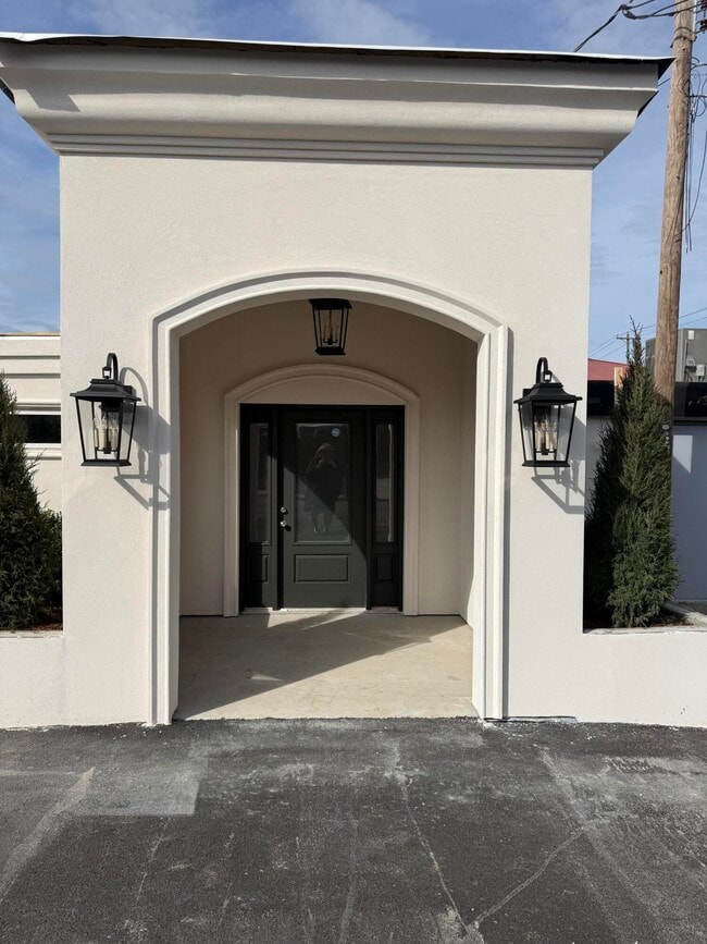 Building Photo - 265 Trunk St NE