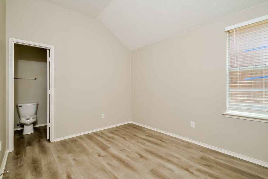 Building Photo - 1620 Logan Dr