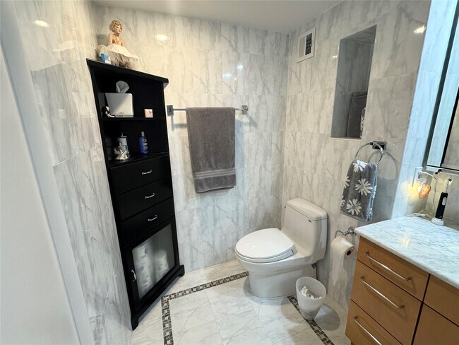 Building Photo - 4100 Galt Ocean Dr