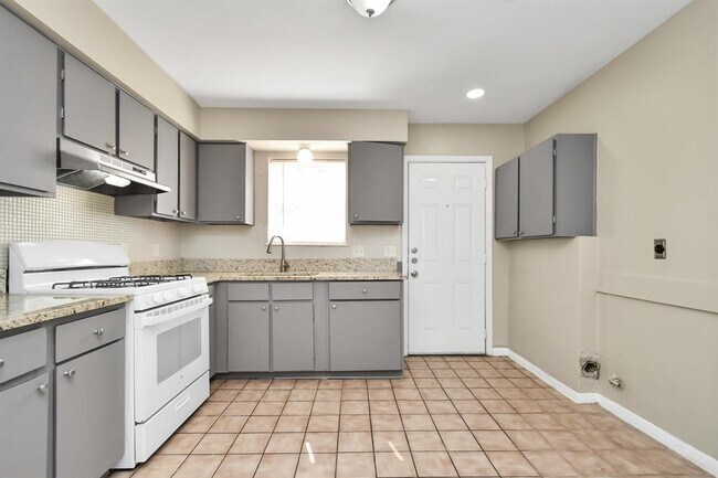 Building Photo - 1736 Crestdale Dr