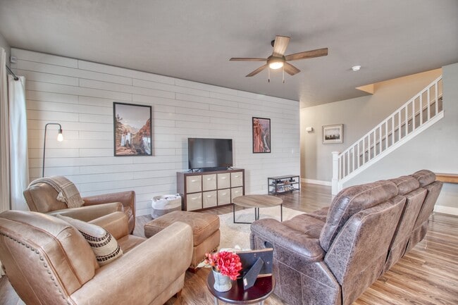 Building Photo - 8636 N Cypress Alley