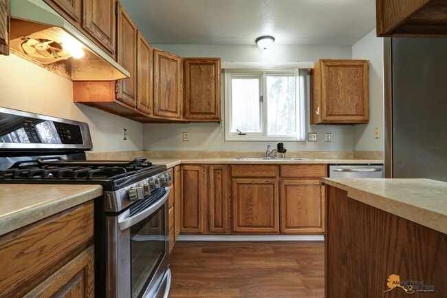 Building Photo - Quiet Eagleridge Home