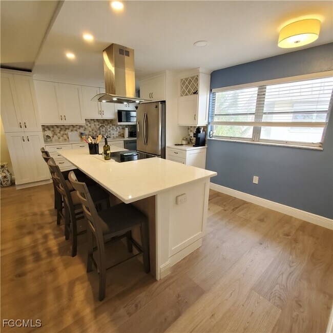 Building Photo - 828 Victoria Dr