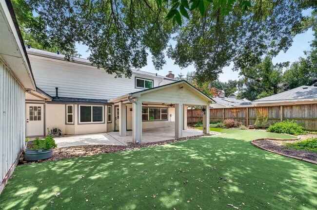Building Photo - 811 Thicket Ln