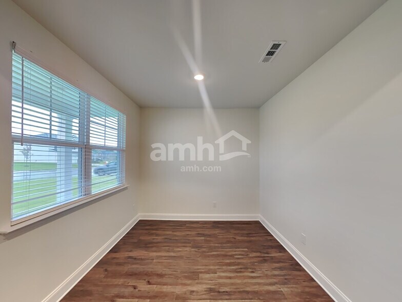 Building Photo - 5215 Valor Dr