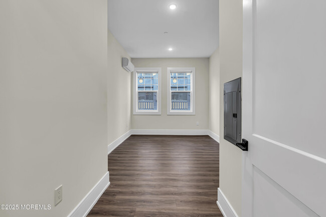 Building Photo - 527 Bangs Ave