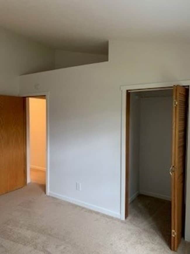 Building Photo - 4 Bedroom 2.5 Baths+ Bonus Home Office/ Woodinville $3850 per Month