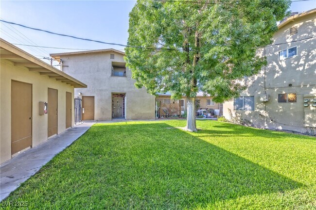 Building Photo - 3821 Daisy St