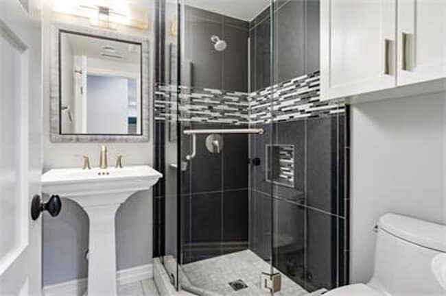 Building Photo - Large 5 bed Masterpiece Home with Back Bay...