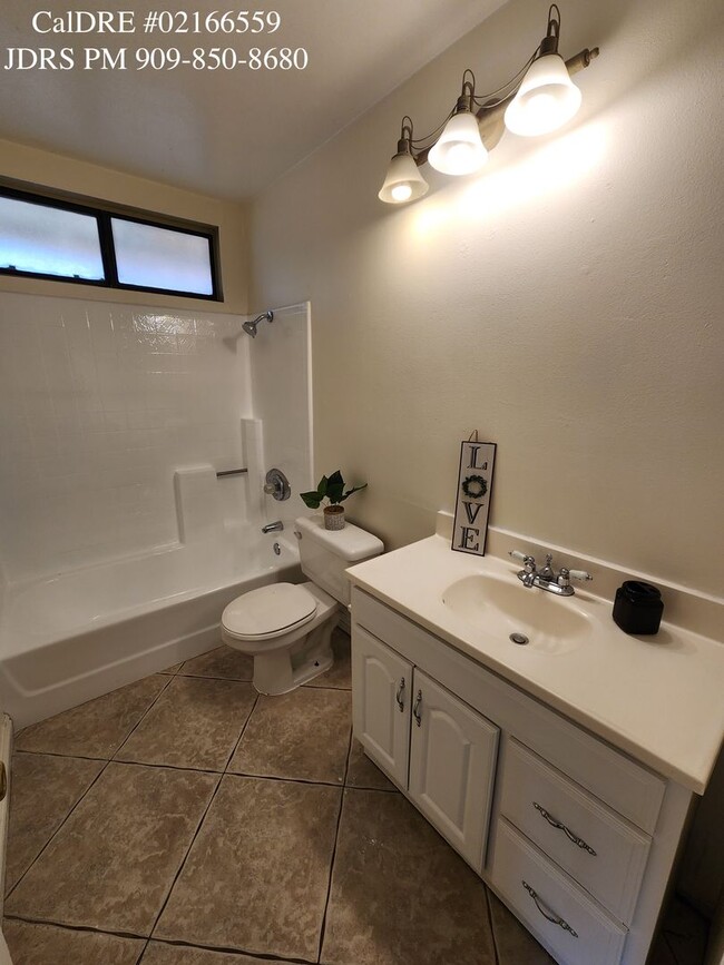 Building Photo - Price Lowered! Fontana 3 Bedroom Home