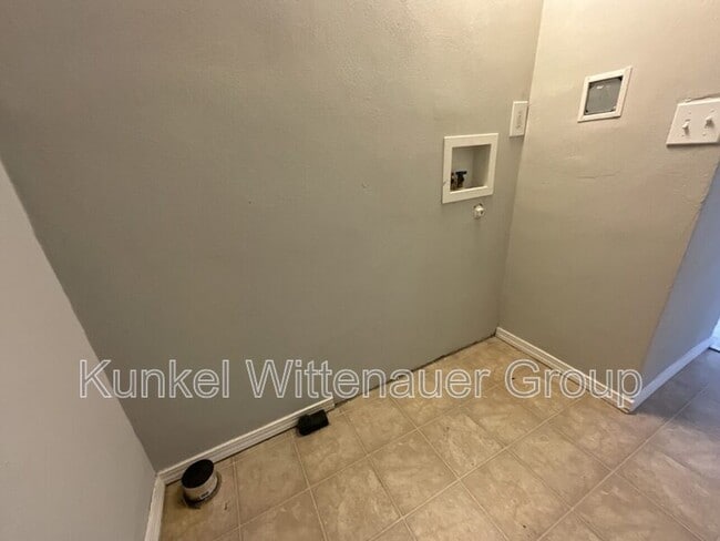 Building Photo - 201 W Wesley Dr