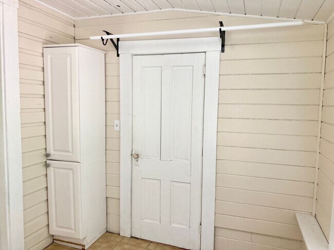 Building Photo - Crystal River Cottage!