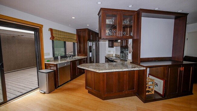 Building Photo - Stylish Sea Colony 3-Level Townhome!