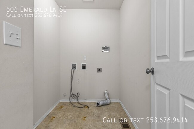 Building Photo - 506 Emerald Ln SE