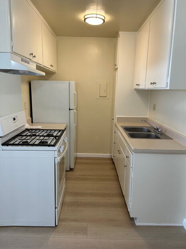Building Photo - Beautiful 1 Bedroom in the HEART  Northrid...