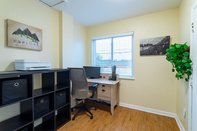 Building Photo - Spacious Updated Unit of Quadplex Availabl...