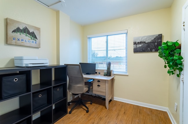 Building Photo - Spacious Updated Unit of Quadplex Available in Park Hill