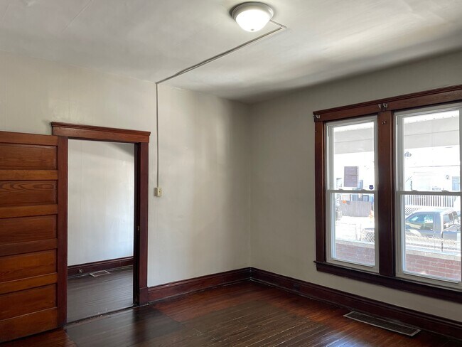 Building Photo - 858 S 23rd St