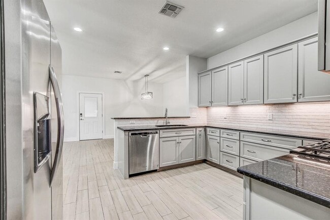 Building Photo - 109 Les Ln