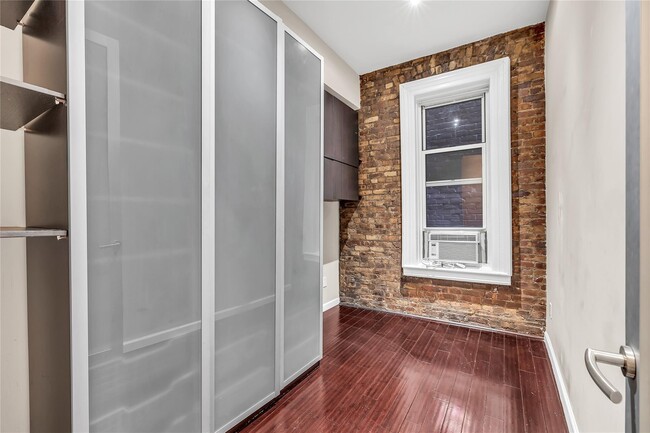 Building Photo - 324 E 50th St