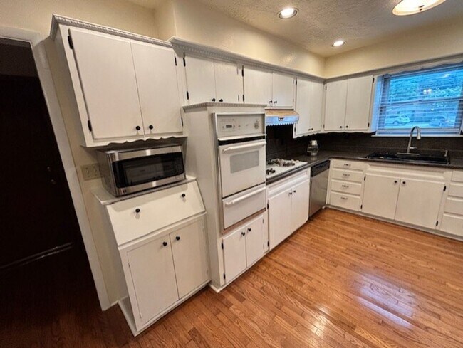 Building Photo - (3) Bed/(2) Bath with Storm Shelter and Mo...