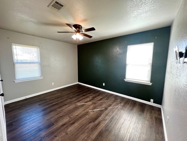 Building Photo - FOR LEASE! 3 Bedrooms, 1.5 Baths, 1 Car Garage with a HUGE Backyard