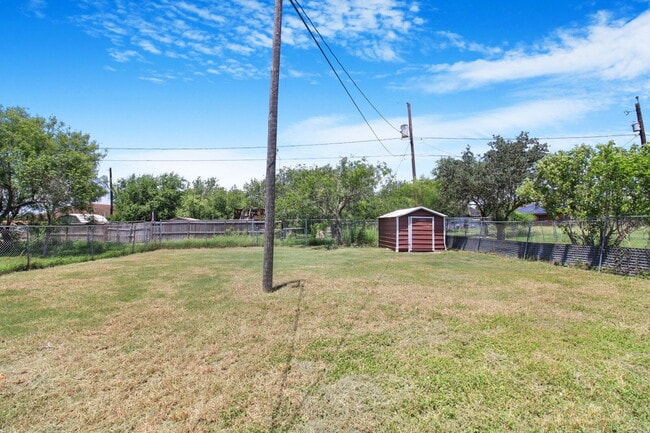 Building Photo - "Charming 3-Bedroom Retreat with 2 Baths in Mercedes - Spacious 1,519 Sq Ft!"