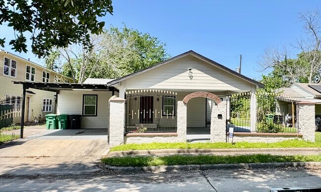 Building Photo - 4613 Dewberry St