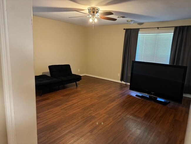 Building Photo - 203 W Carolanne Blvd