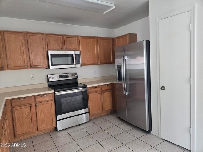 Building Photo - 15736 W Crocus Dr