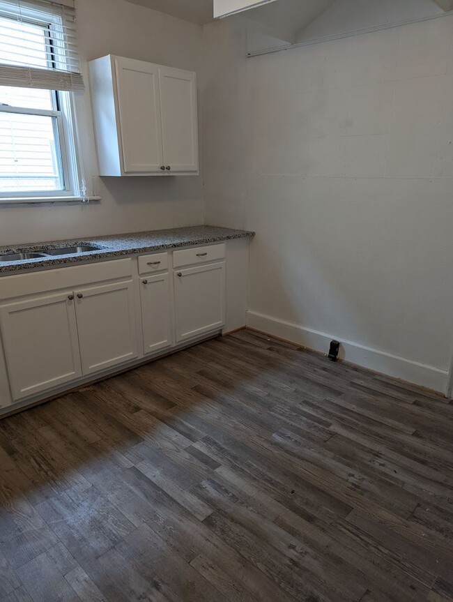 Building Photo - MOVE IN READY Apartment in the Heart of No...