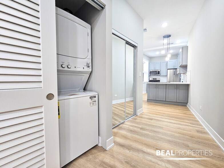 Building Photo - 428 W Belden Ave