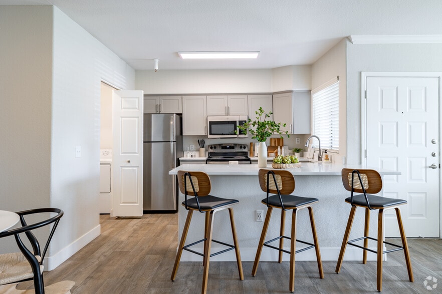 1BR, 1BA - 758SF - Kitchen - CityScape at Lakeshore