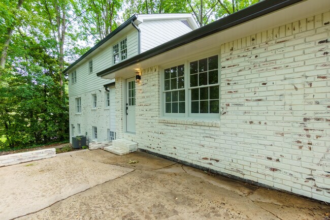 Building Photo - 280 E Valley Dr