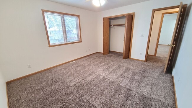 Building Photo - 5 Bedroom, 3 Bath - Triple Garage - Fenced yard Home