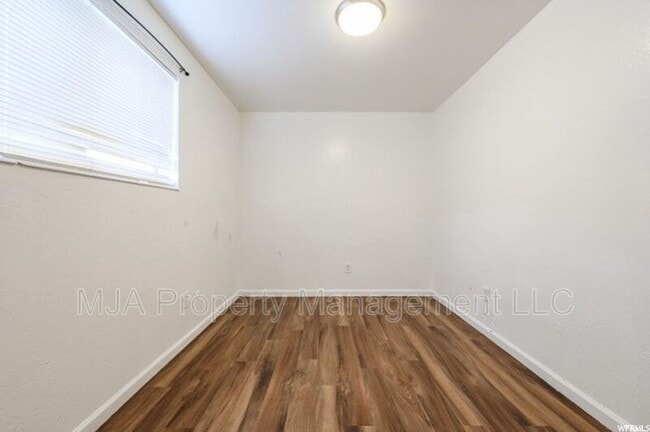 Building Photo - 2523 S Lakecrest Dr