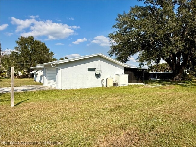 Building Photo - 10345 SW Riverview Cir